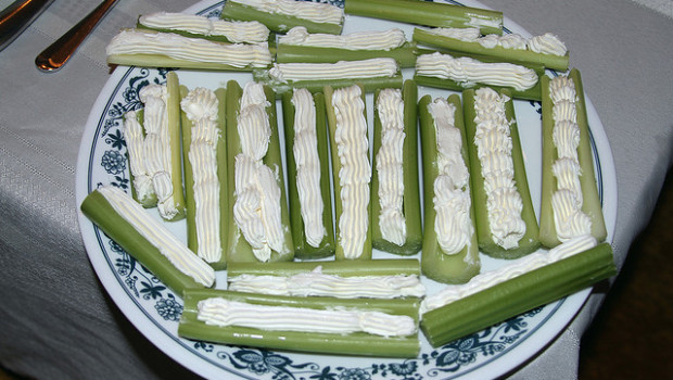 Le barchette sedano e gorgonzola per un antipasto gustoso