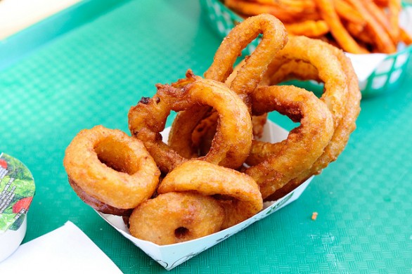 Cipolle fritte in pastella di birra, come si preparano passo per passo