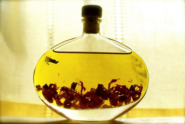 Come fare l&#8217;olio piccante in casa con peperoncino fresco