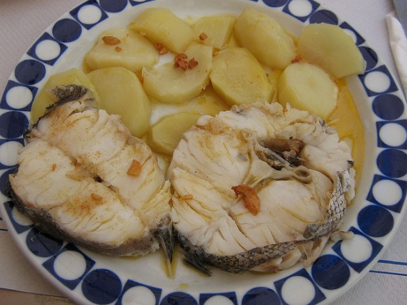 Nasello bollito con patate, la ricetta leggera