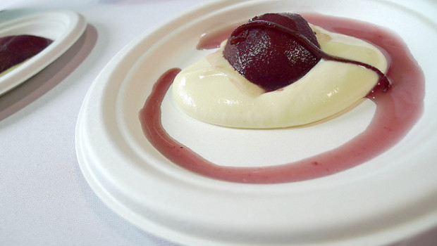 Le pere al vino con crema, ecco il dessert goloso