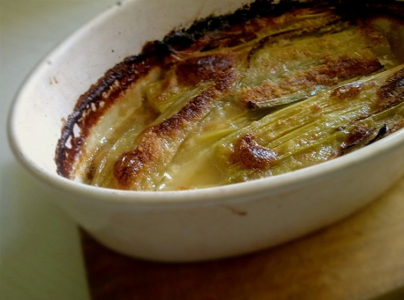 I porri al forno con besciamella con la ricetta veloce