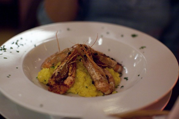 La ricetta del risotto al pompelmo rosa e gamberi per un primo piatto sfizioso