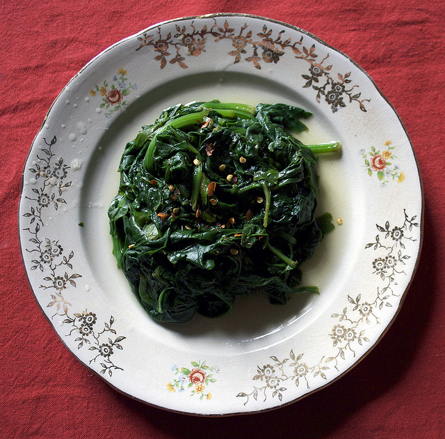 Come fare gli spinaci al vapore con il Bimby, la ricetta facile e veloce