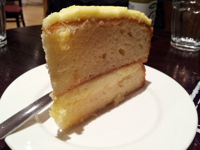 Torta al limone con crema pasticcera, ecco come prepararla in casa