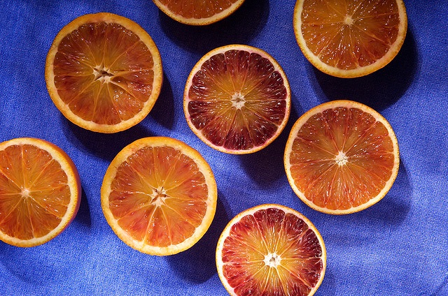 I benefici del cibo blu e arancione in cucina nel primo Speciale di Blogo