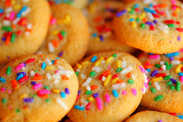 La ricetta dei biscotti di Carnevale decorati con zucchero colorato