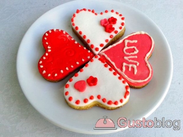 Biscotti di San Valentino con decorazioni in pasta di zucchero, ecco la foto ricetta da seguire