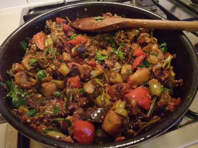 Quaglia in cartoccio con caponata di verdure con la ricetta di Bruno Barbieri