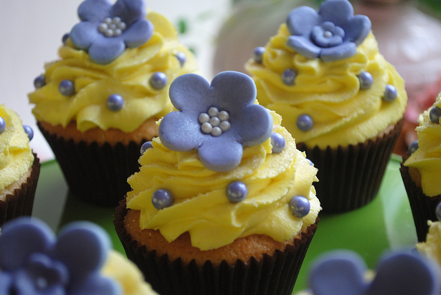 Cupcakes con fiori in pasta di zucchero, la ricetta semplice