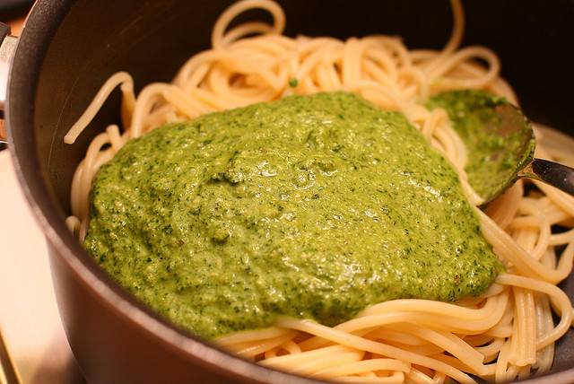 Pasta al pesto di mandorle e zucchine da fare con la ricetta semplice