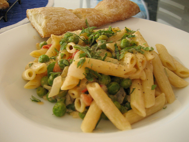 La pasta con sgombro e piselli per un primo piatto gustoso