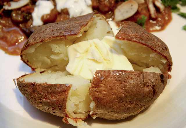 Patate con panna acida ed erba cipollina per un contorno originale