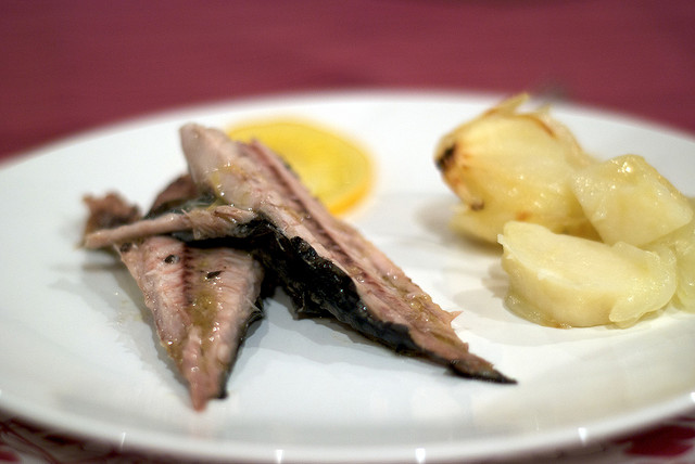 Lo sgombro marinato al limone per una cena sfiziosa