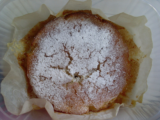 La torta al limone, mandorle e cioccolato bianco per il dessert di fine pasto