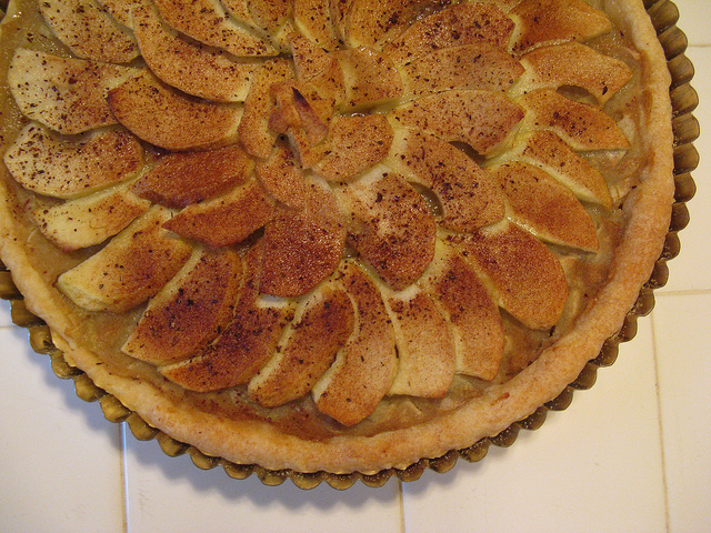 La ricetta della torta di mele con pasta sfoglia e crema pasticcera