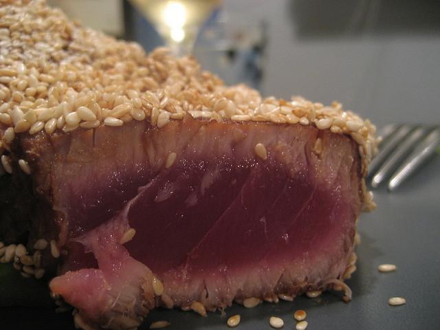 Ecco il filetto di tonno al sesamo e salsa di soia, secondo piatto originale
