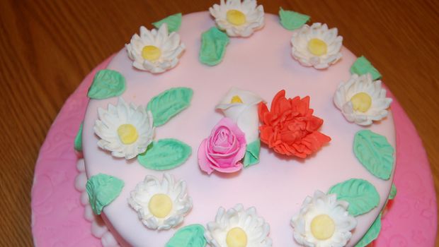 La torta decorata con fiori in pasta di zucchero da realizzare facilmente in casa
