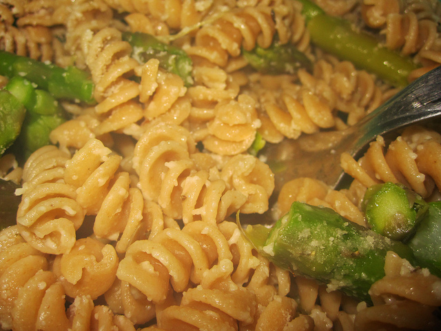 La pasta con gli asparagi con la ricetta light