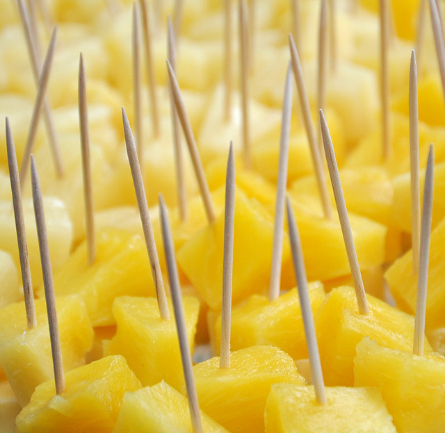 Spiedini ananas e formaggio, la ricetta dell&#8217;antipasto fresco e sfizioso