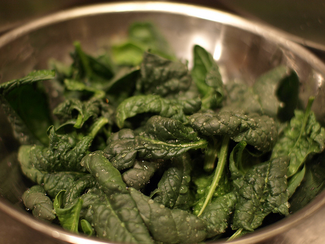 Spinaci in padella con pinoli, il secondo piatto sfizioso