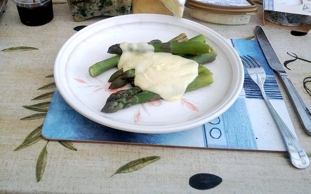 Gli asparagi al burro e formaggio, la ricetta del contorno ricco