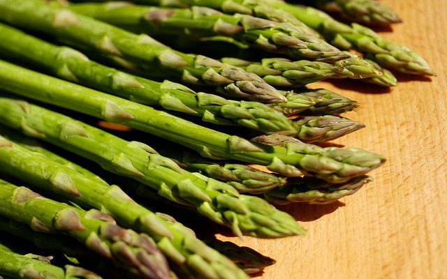 Gli asparagi al cartoccio al forno ecco la ricetta leggera