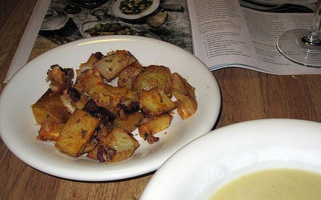 Carciofi al forno con patate, la ricetta semplice