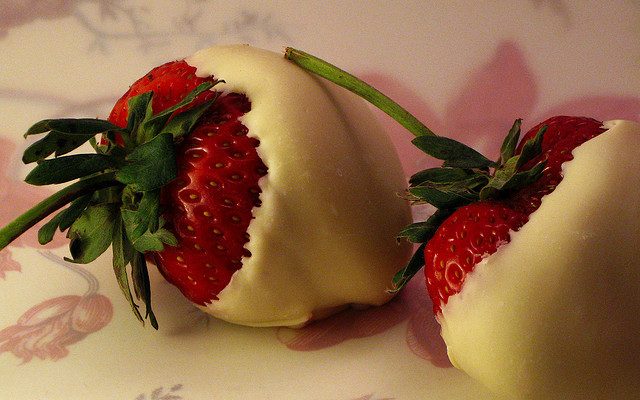 Fragole al cioccolato bianco, la ricetta veloce