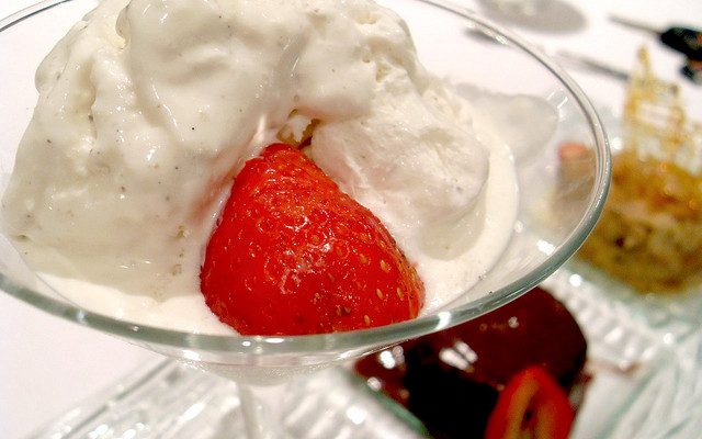 Le fragole con gelato alla panna, la ricetta del dolce di fine pasto