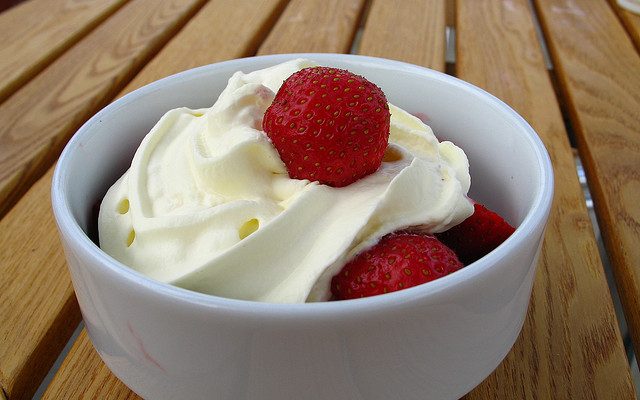 Le fragole con mascarpone, la ricetta del dessert goloso e veloce