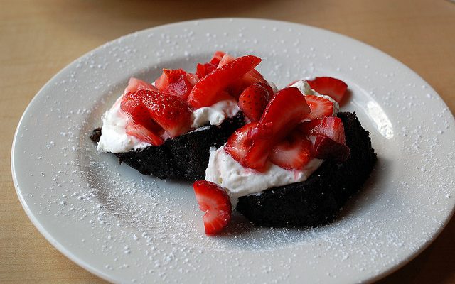 Le fragole con panna e cioccolato per un dessert veloce da preparare