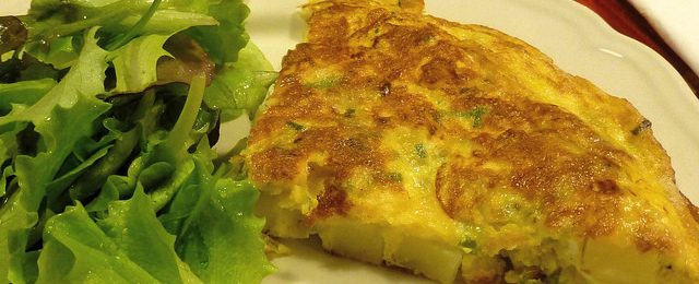 La frittata di porri e patate al forno per un secondo sfizioso