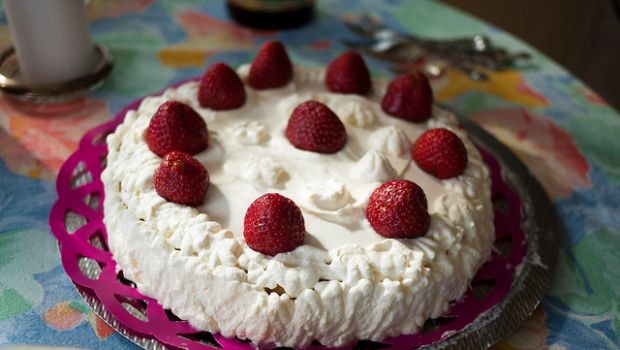 La torta per la Festa della mamma, la ricetta con panna e fragole