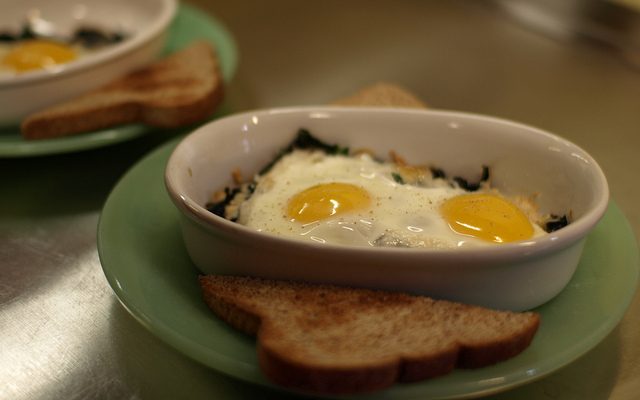 Spinaci al forno con uova, ecco la ricetta del secondo piatto gustoso