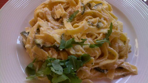 Tagliatelle al salmone e zucchine, ecco la ricetta da provare