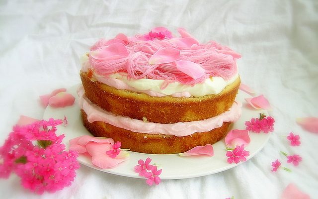 Torta decorata con rose vere, ecco come si prepara