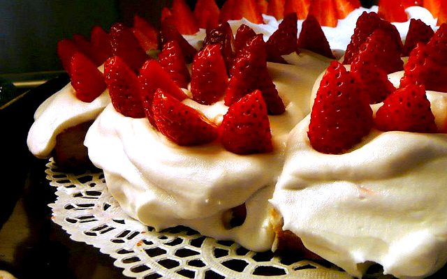 Torta fragole e panna, la ricetta facile