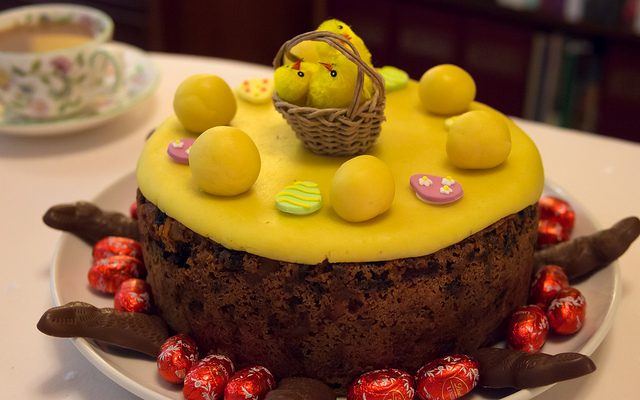 Ecco la torta pasquale decorata con pasta di zucchero