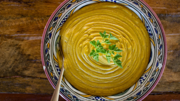 Come fare la vellutata di piselli e patate con la ricetta spiegata passo dopo passo