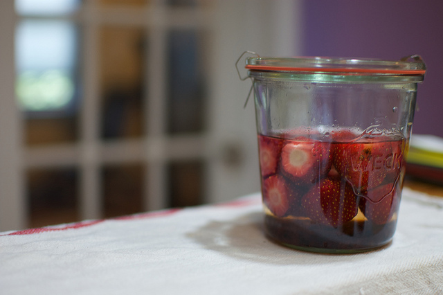 Le fragole al vino bianco, come preparare il dessert raffinato