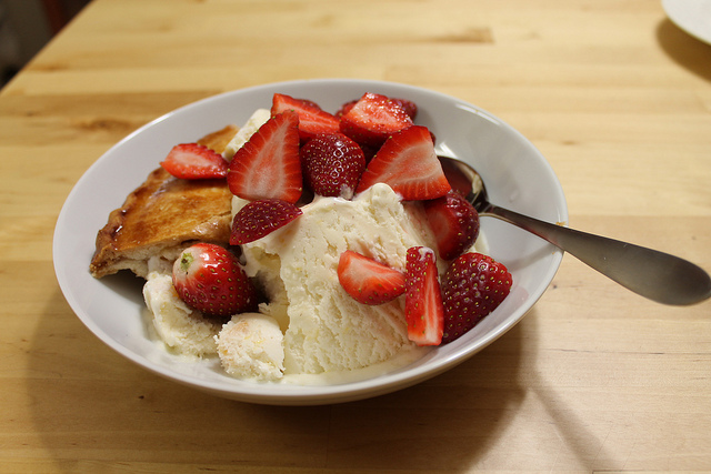 Le fragole con gelato alla crema, ecco la ricetta semplice