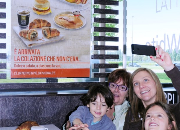 Festa della mamma 2014, a colazione da McDonald’s con un selfie