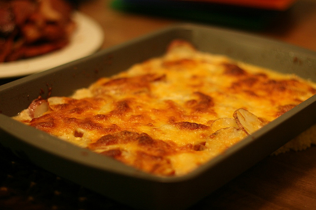 Ecco come preparare le patate con besciamella al forno