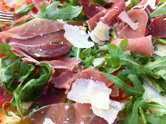 Pizza rucola e grana con prosciutto crudo, la ricetta da fare in casa