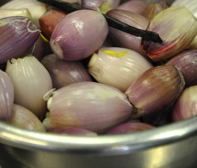 Gli scalogni al vino rosso, la ricetta facile e veloce