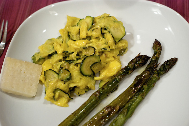 Ecco le zucchine con uova strapazzate: un secondo veloce ma gustoso