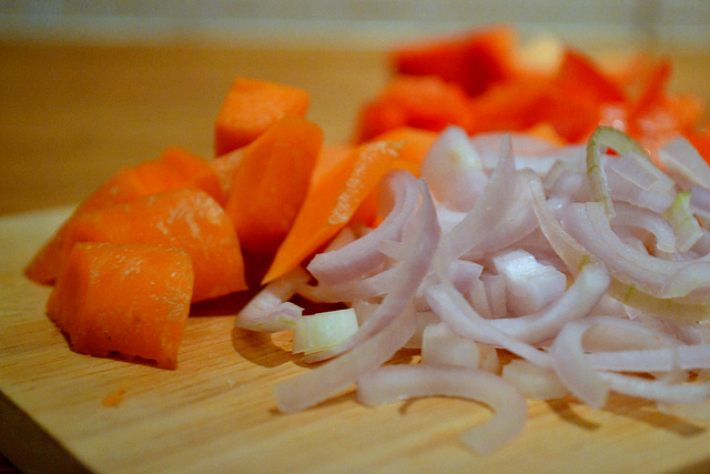Le carote in padella con cipolla da provare per un contorno semplice