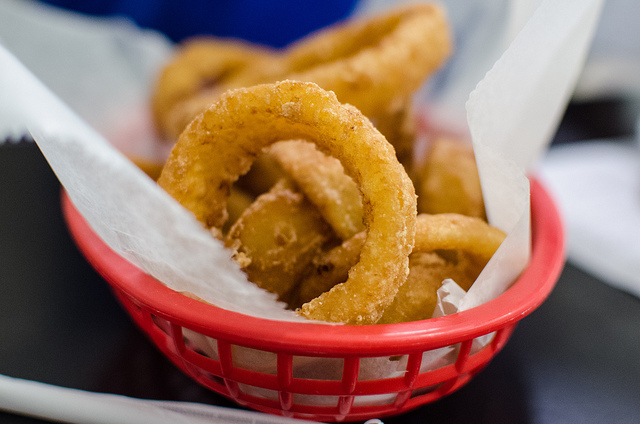 La ricetta delle cipolle fritte in tempura per l’antipasto sfizioso