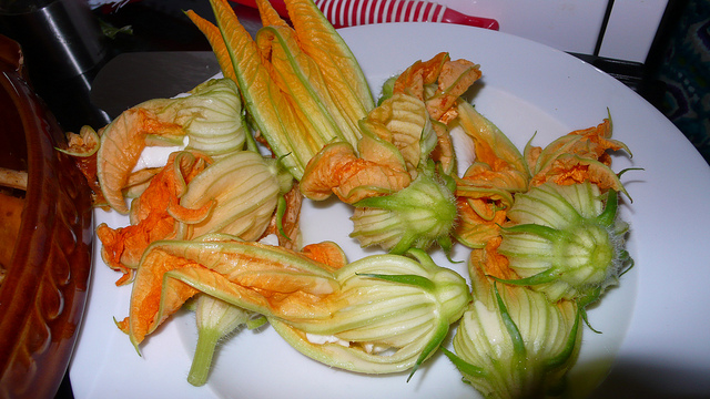 Come preparare i fiori di zucca al forno senza ripieno